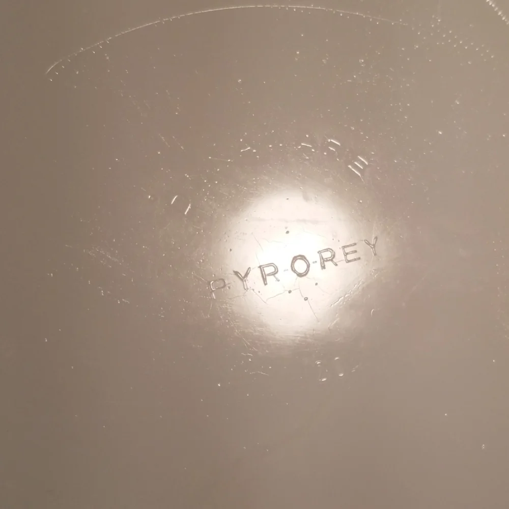 Vtg Dynaware pyrorey milk glass‎ casserole dish